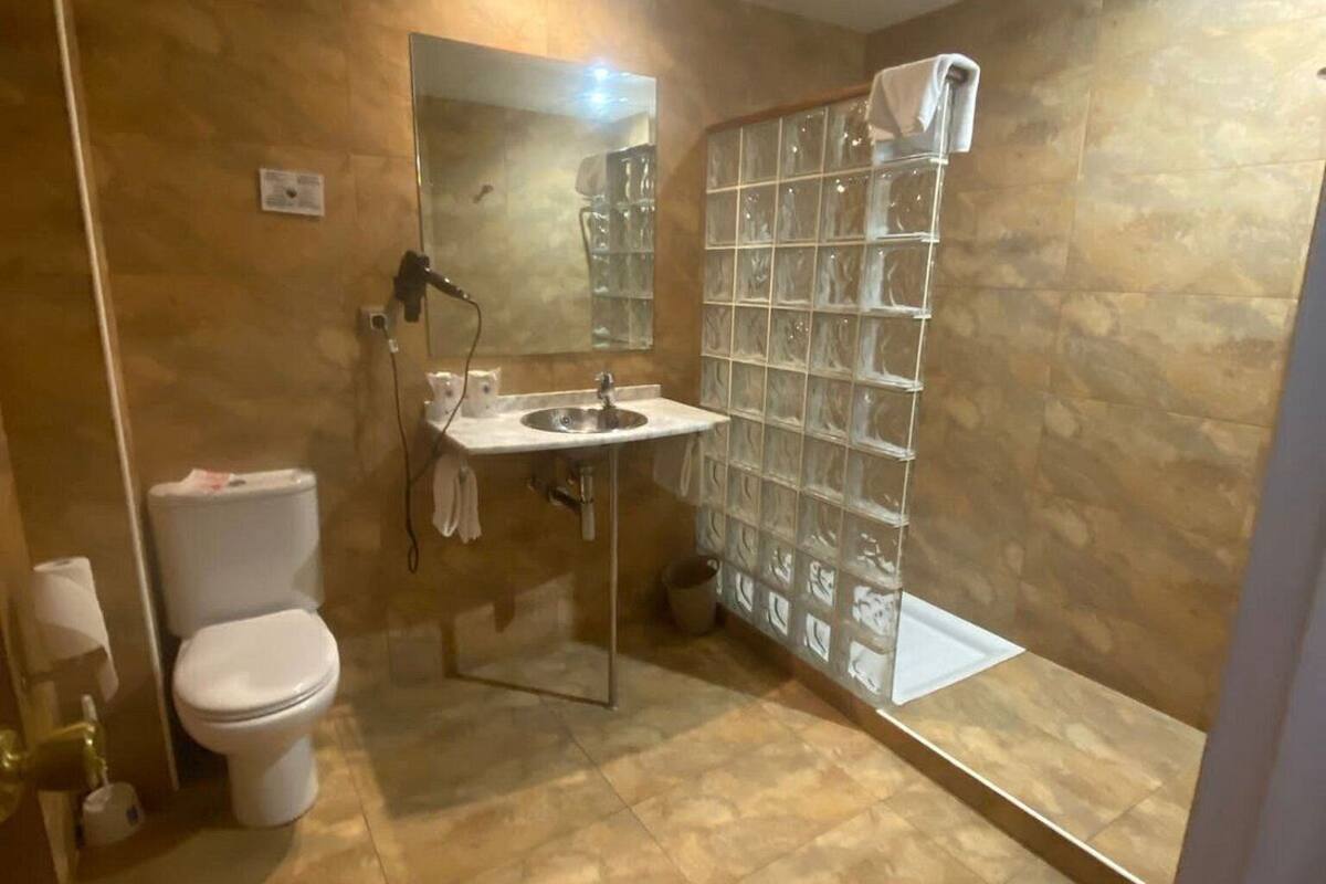 standard double room | bathroom | shower, free toiletries, hair dryer, towels