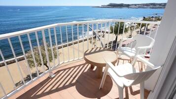 Bar mini, peti besi dalam bilik, meja, langsir/tirai gelap terus