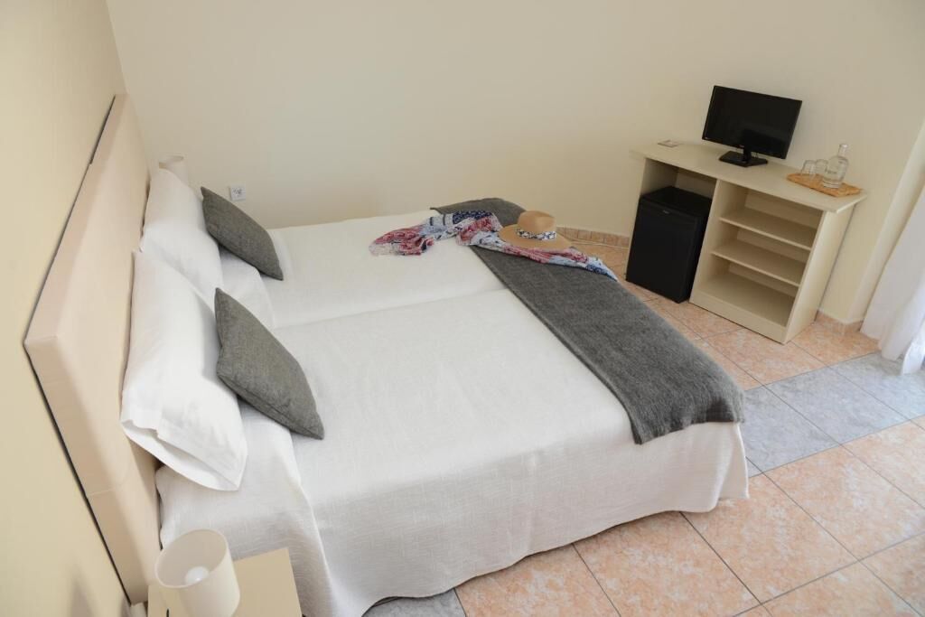 economy double room | 1 bedroom, minibar, in-room safe, desk