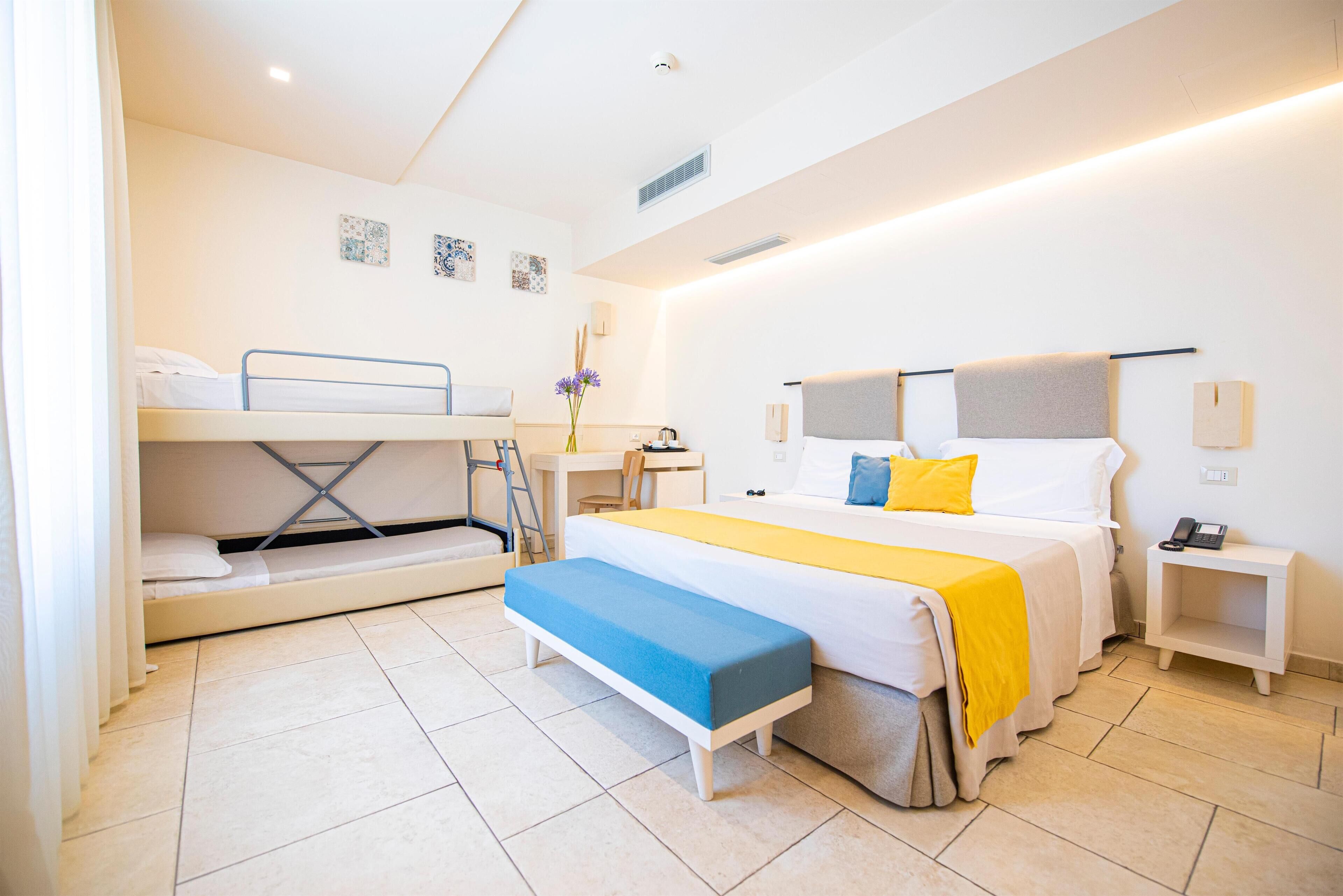 Minibar, caja de seguridad en la habitación y escritorio 