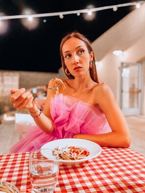 2 restaurants, serveren ontbijt, lunch, diner, lokale gerechten