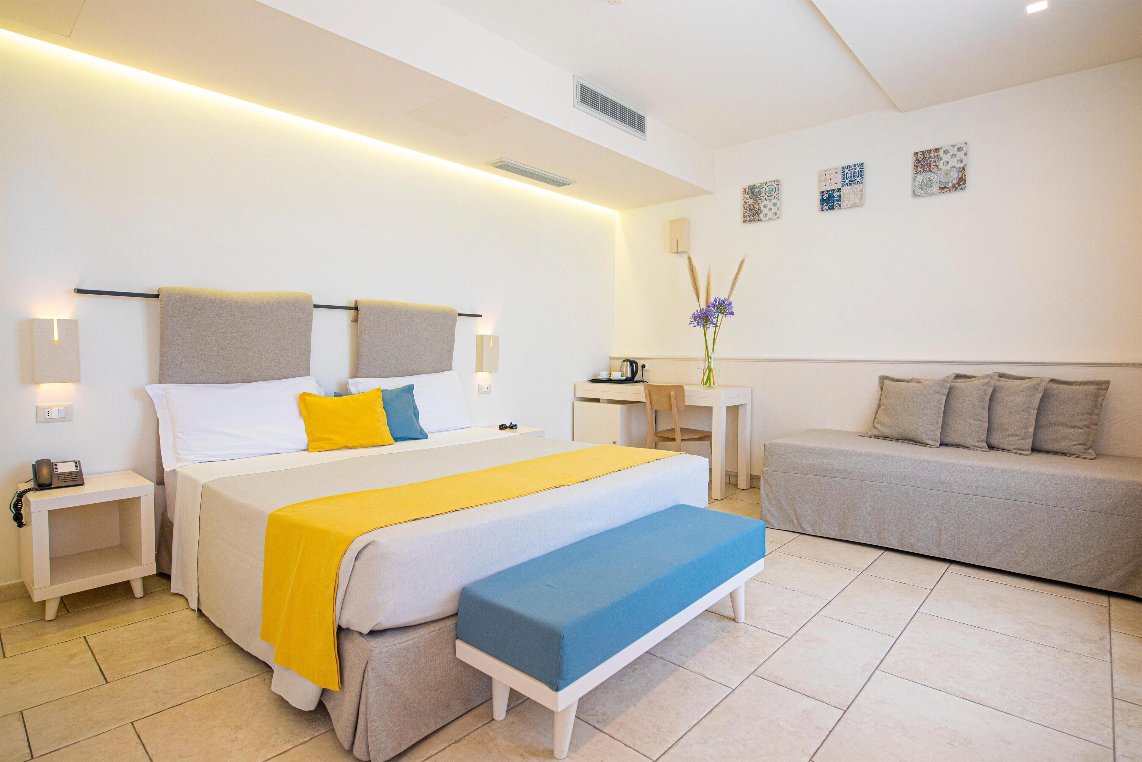 Comfort tweepersoonskamer | Een minibar, een kluis op de kamer, een bureau, gratis babybedden