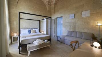 Deluxe Triple Room | Minibar, in-room safe, desk, free cribs/infant beds