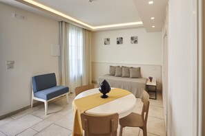 Svit | Minibar, värdeförvaringsskåp på rummet, skrivbord och gratis barnsängar