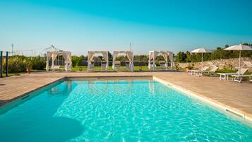 Una piscina al aire libre de temporada