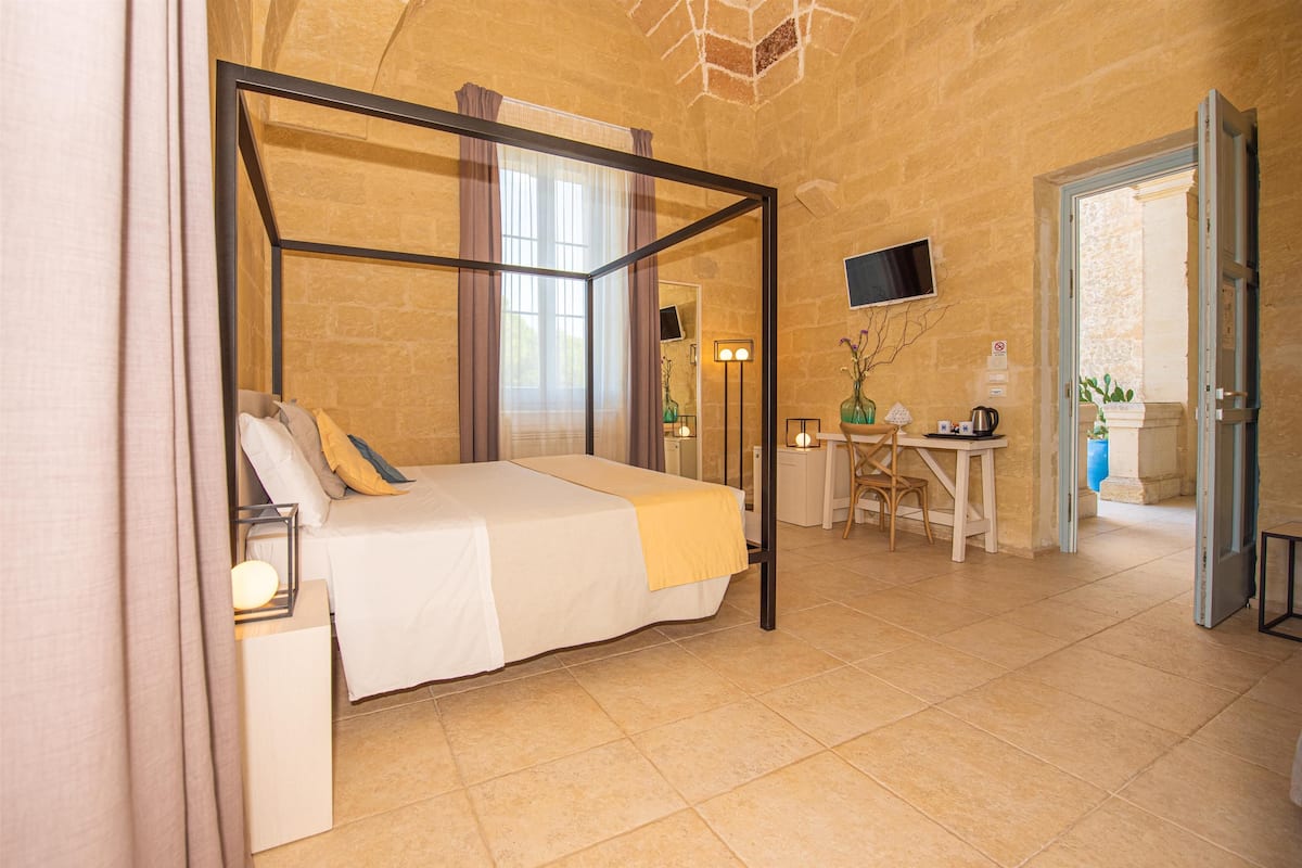 deluxe triple room | minibar, in-room safe, desk, free cots/infant beds