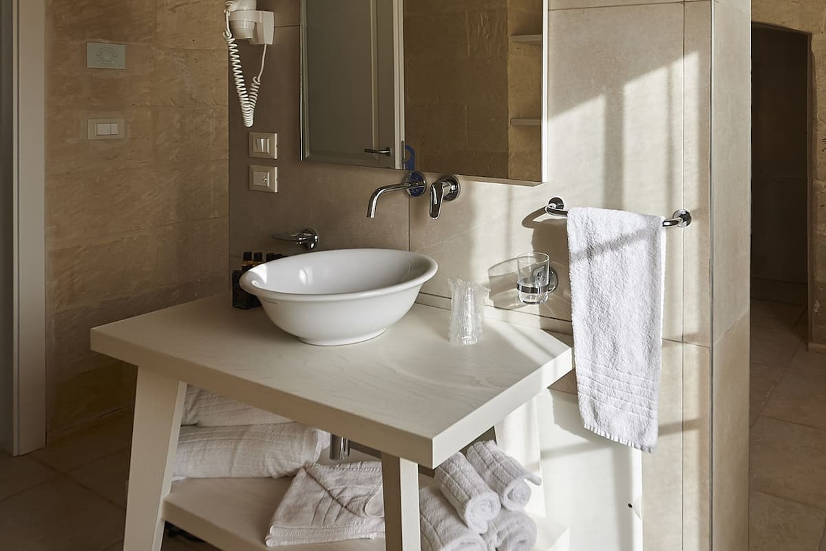 deluxe triple room | bathroom | shower, rainfall showerhead, free toiletries, hair dryer