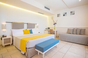 Comfort dubbelrum | Minibar, värdeförvaringsskåp på rummet, skrivbord och gratis barnsängar