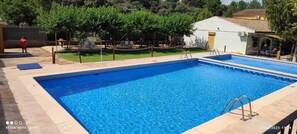 A rectangular swimming pool with clear blue water, surrounded by a tiled deck. - Hotel Matias (Ruidera)