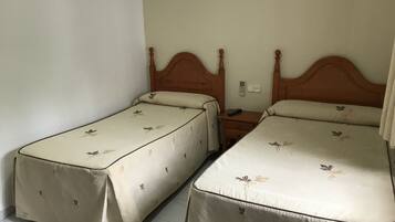 Escritorio, cortinas opacas, sistema de insonorización y wifi gratis