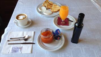 Daily cooked-to-order breakfast (EUR 10 per person)