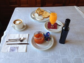 Daily cooked-to-order breakfast for a fee - Hotel Matias (Ruidera)