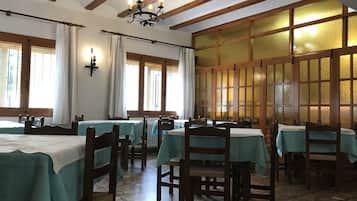 Serveert ontbijt, lunch, diner, lokale gerechten