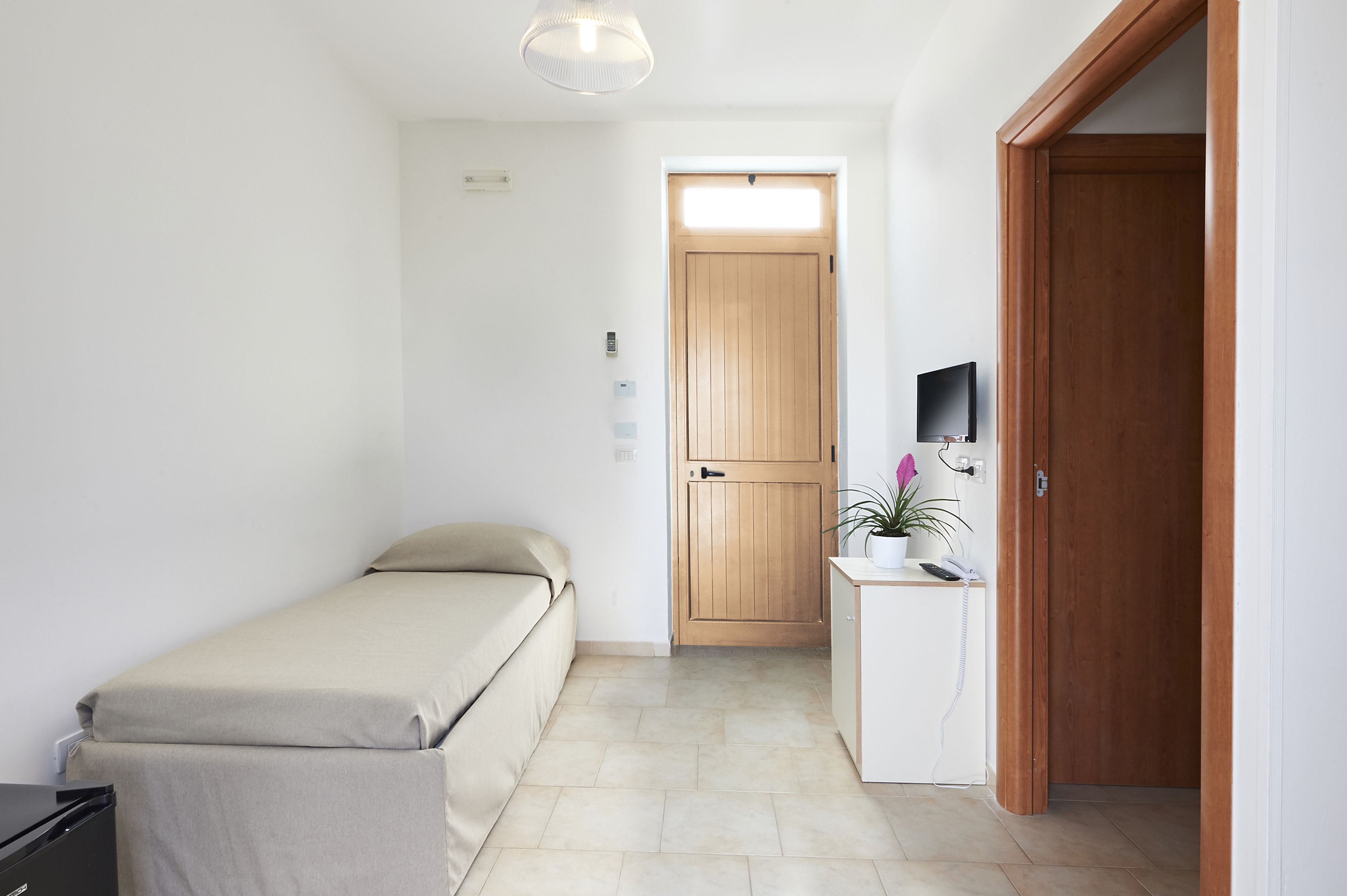 Een minibar, een kluis op de kamer, een bureau, beddengoed