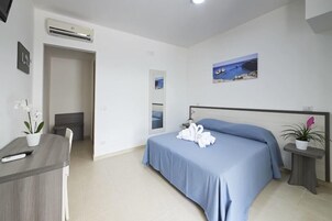 Minibar, caja fuerte, escritorio y ropa de cama