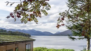 A house with a view of a lake and mountains. - Linnhe Lochside Holidays (Fort William)