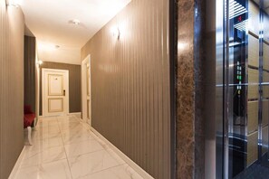 Elevator - Queens Land Istanbul (Istanbul)