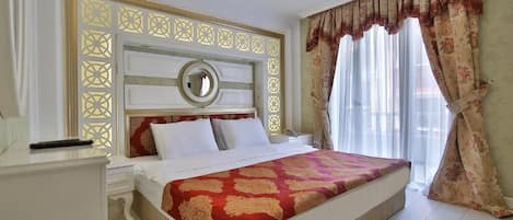 Habitación doble de diseñador | Sábanas de algodón egipcio, ropa de cama de alta calidad y minibar