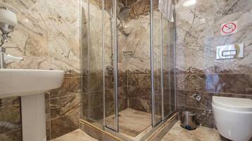 Dusche, Regendusche, kostenlose Toilettenartikel, Haartrockner