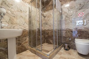 Shower, rainfall showerhead, free toiletries, hair dryer - Queens Land Istanbul (Istanbul)