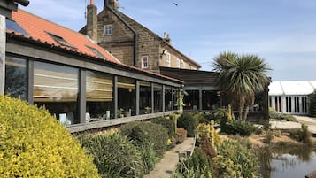 Frühstück, Mittagessen, britische Küche, Blick auf den Garten 