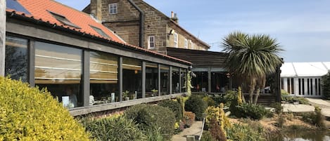 Se sirven desayunos, comidas y cocina británica con vista al jardín