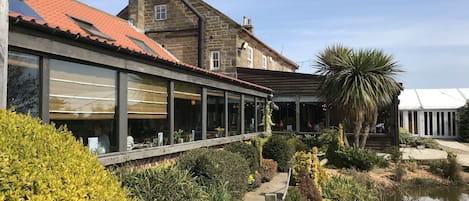 Frühstück, Mittagessen, britische Küche, Blick auf den Garten 