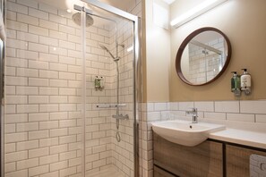 Shower, eco-friendly toiletries, hair dryer, towels - The Stables Whitby (Whitby)