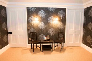 Kahden hengen deluxe-huone (kaksi sänkyä) | Oleskelualue | Taulutelevisio