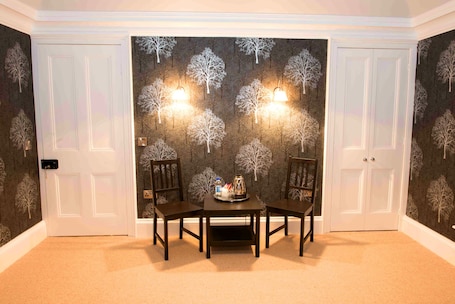 Deluxe Twin Room | Living area | Flat-screen TV