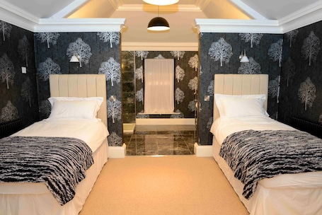 Double Room with Bathroom | Desk, iron/ironing board, free WiFi, bed sheets