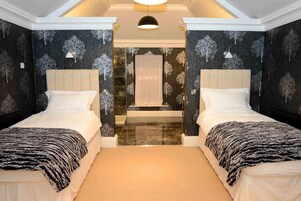 Double Room with Bathroom | Desk, iron/ironing board, free WiFi, bed sheets