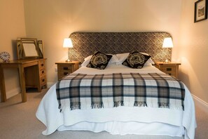 Double Room with Bathroom | Desk, iron/ironing board, free WiFi, bed sheets - Bishopcleugh Guest House (Lockerbie)