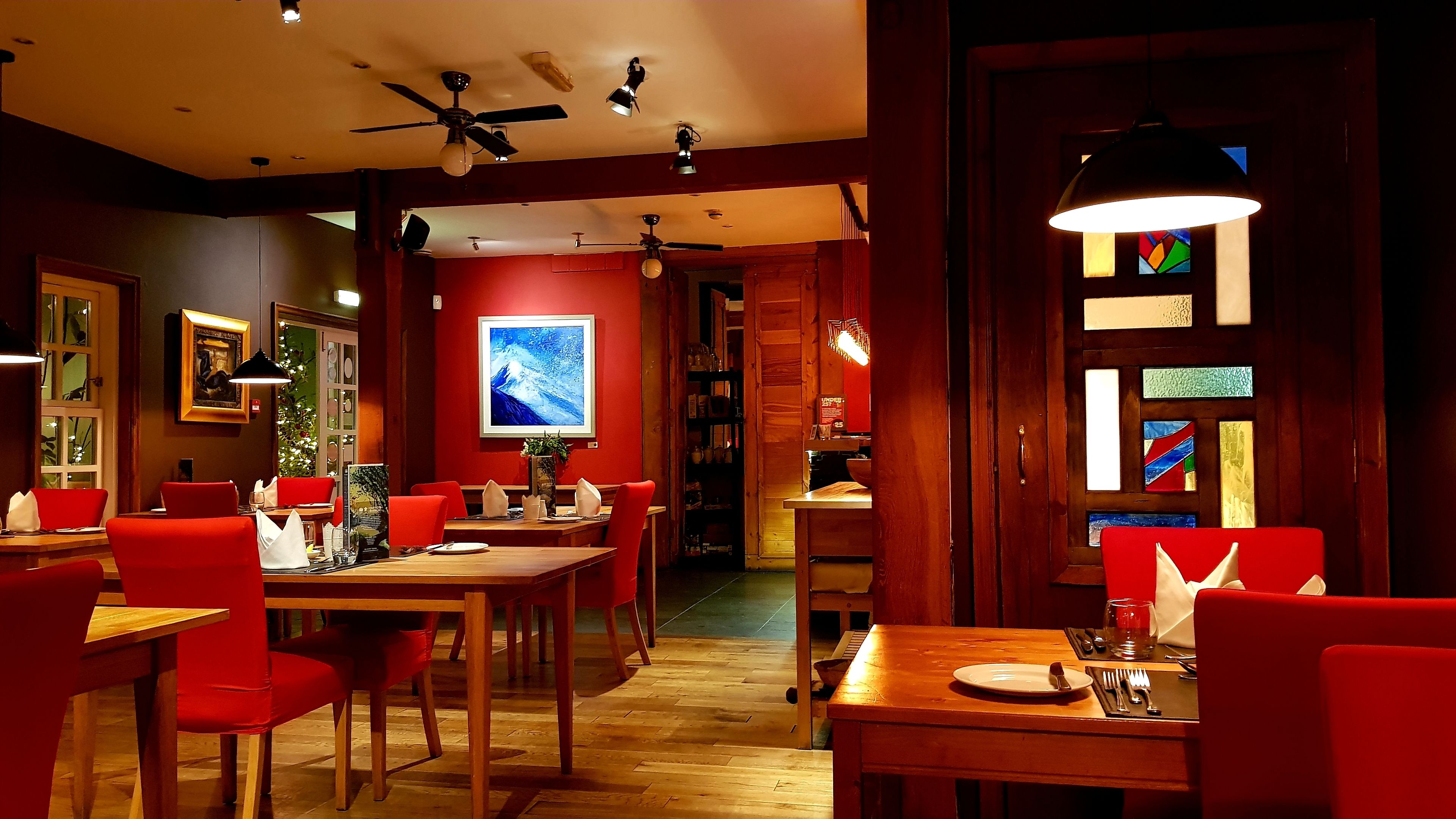 Breakfast, dinner served; British cuisine, garden views 