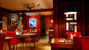 Se sirven desayunos y cenas; cocina británica; con vista al jardín