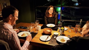 Der serveres morgenmad og britiske retter med udsigt til haven