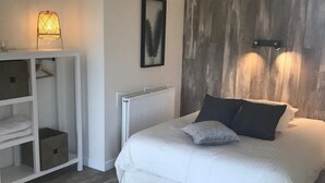 Escritorio, tabla de planchar con plancha, wifi gratis y ropa de cama