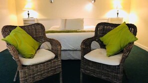 Desk, iron/ironing board, free WiFi, bed sheets - Wildwood Lodge (Carlingford)