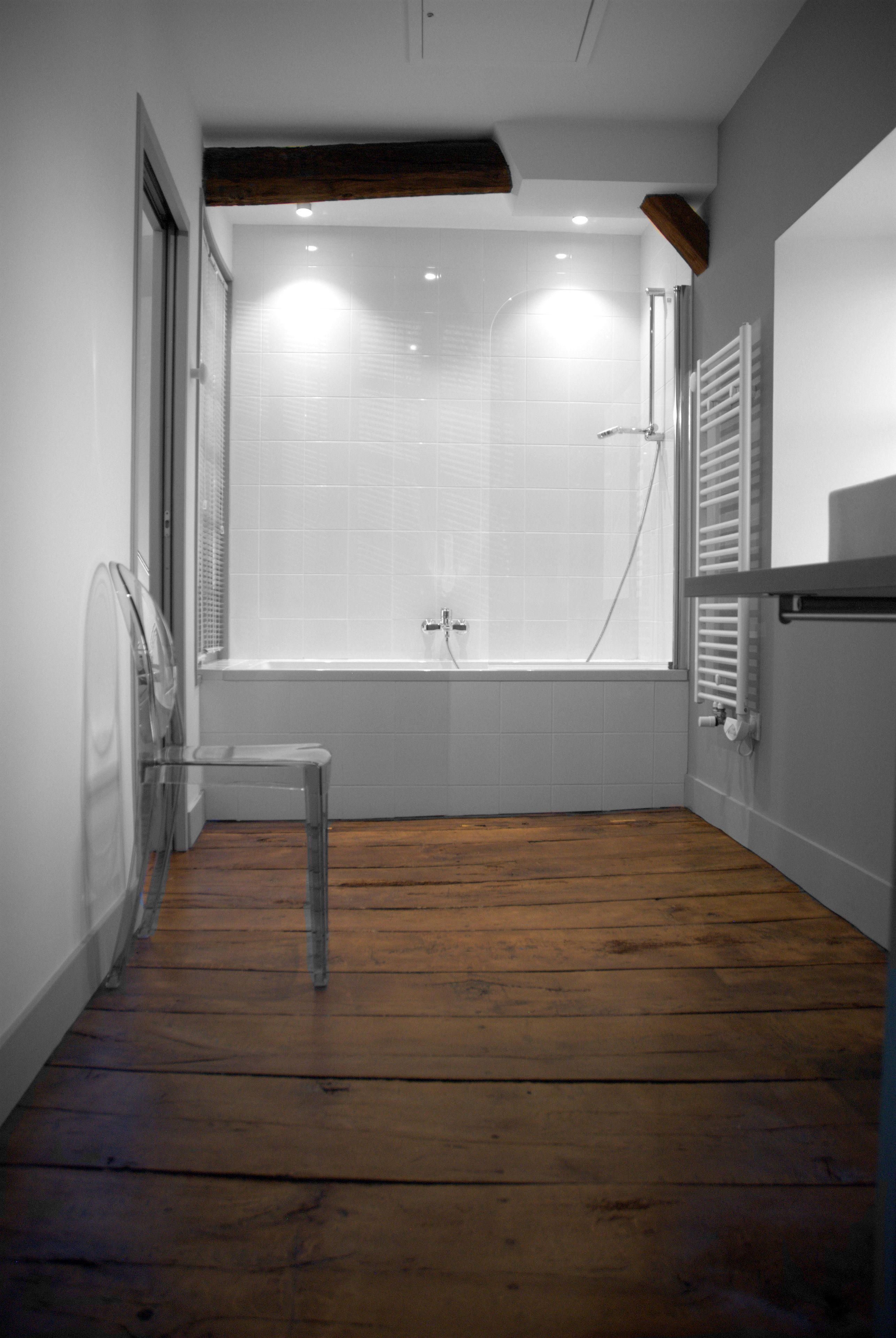 bathtub, free toiletries, hair dryer, towels