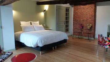 Deluxe tweepersoonskamer, 1 queensize bed, uitzicht op zwembad | Luxe beddengoed, individueel gedecoreerd, individueel gemeubileerd