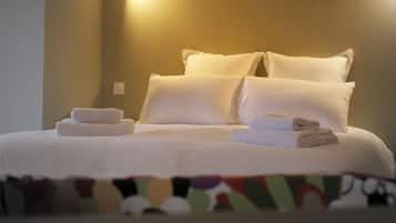 Habitación doble Deluxe, 1 cama Queen size, vista a la alberca | Ropa de cama de alta calidad y decoración personalizada