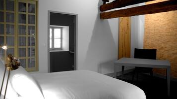 Une chambre à coucher avec un lit, un bureau et une fenêtre.