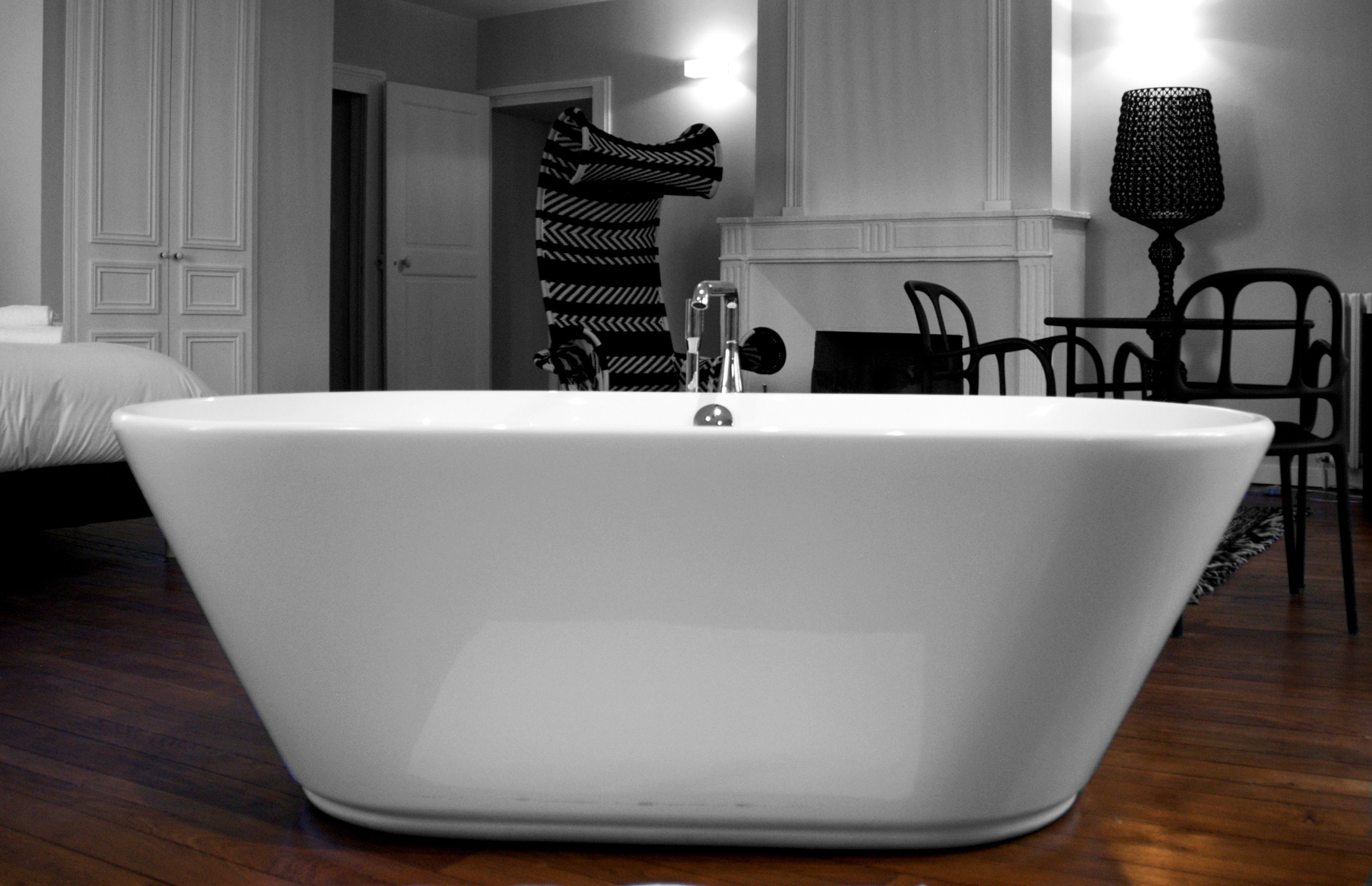 deluxe double room, 1 queen bed, pool view | deep-soaking bathtub