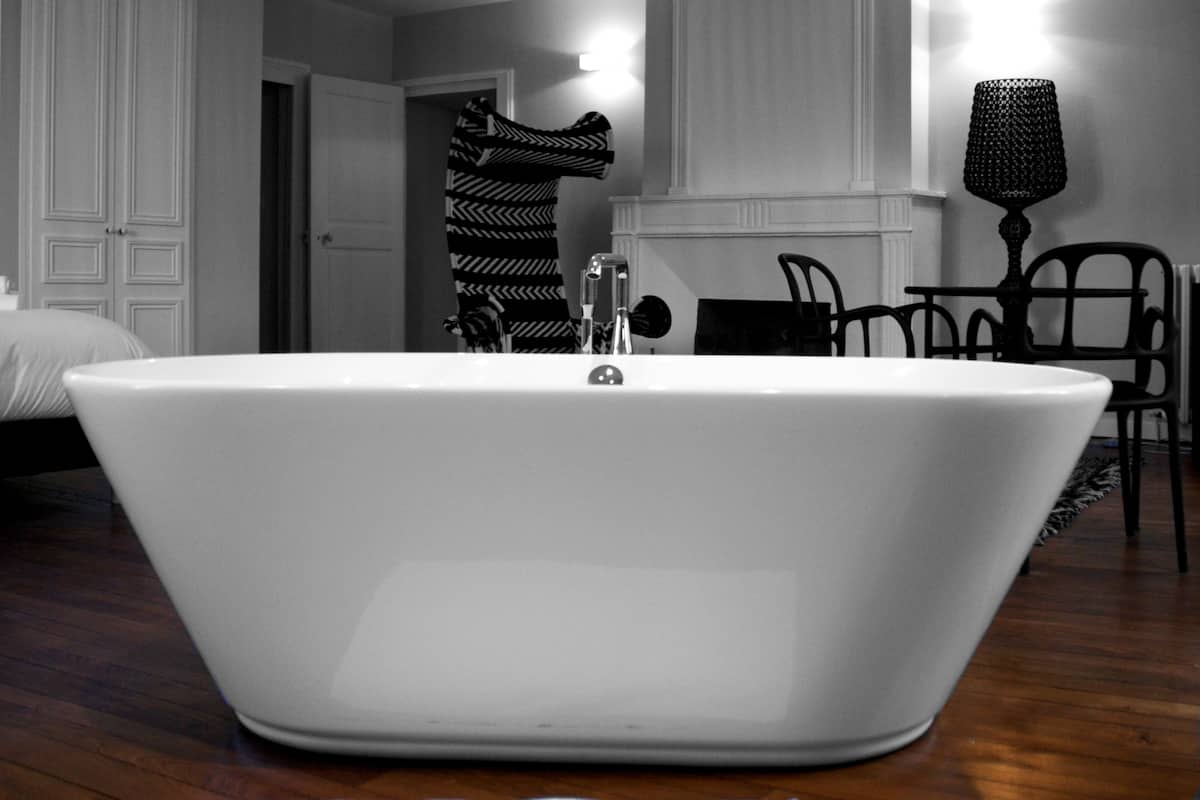 deluxe double room, 1 queen bed, pool view | deep-soaking bathtub