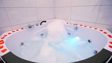 Chambre Double Deluxe, 1 très grand lit, baignoire à jets | Vue de la chambre