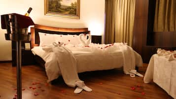 Habitación junior doble, 1 cama de matrimonio grande | Ropa de cama de alta calidad, minibar, caja fuerte y escritorio