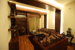 Royal Suite | Living room | Flat-screen TV
