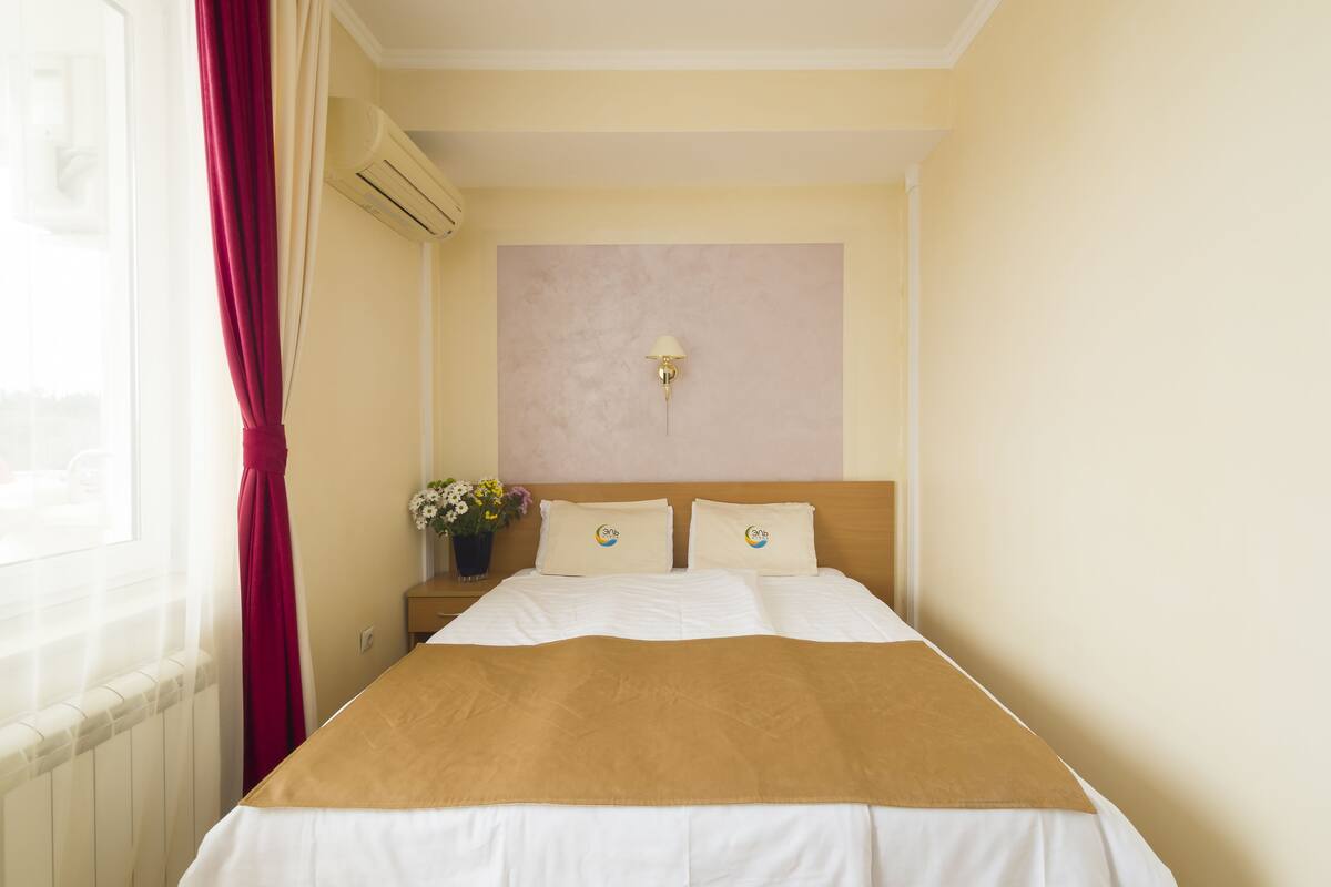 In-room safe, soundproofing, iron/ironing board, free WiFi