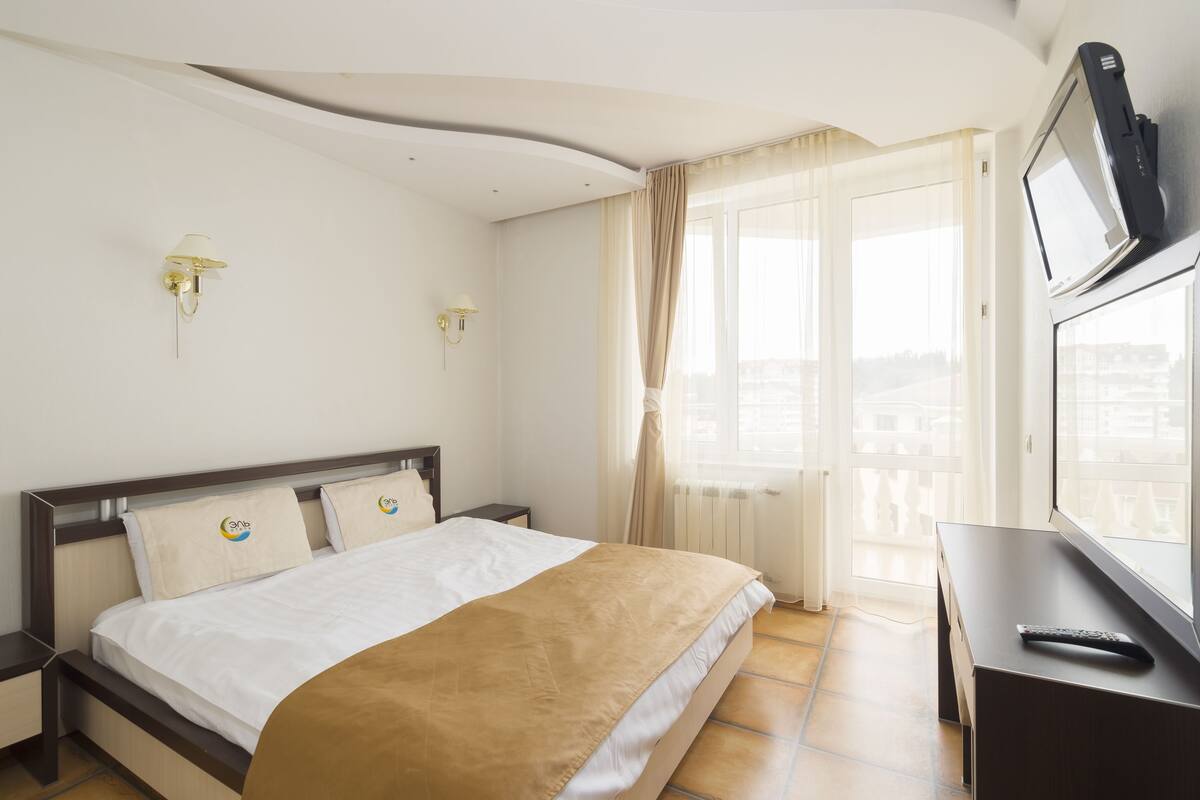 In-room safe, soundproofing, iron/ironing board, free WiFi