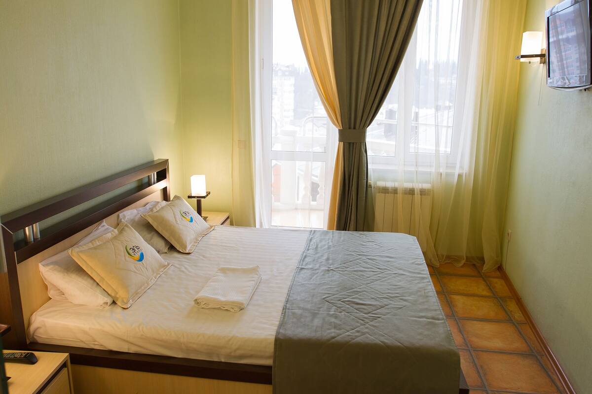 In-room safe, soundproofing, iron/ironing board, free WiFi
